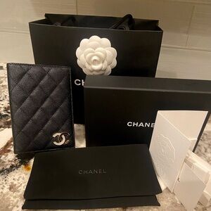 🎁AUTHENTIC 🎁CHANEL 24B Caviar Quilted Passport Holder🎁